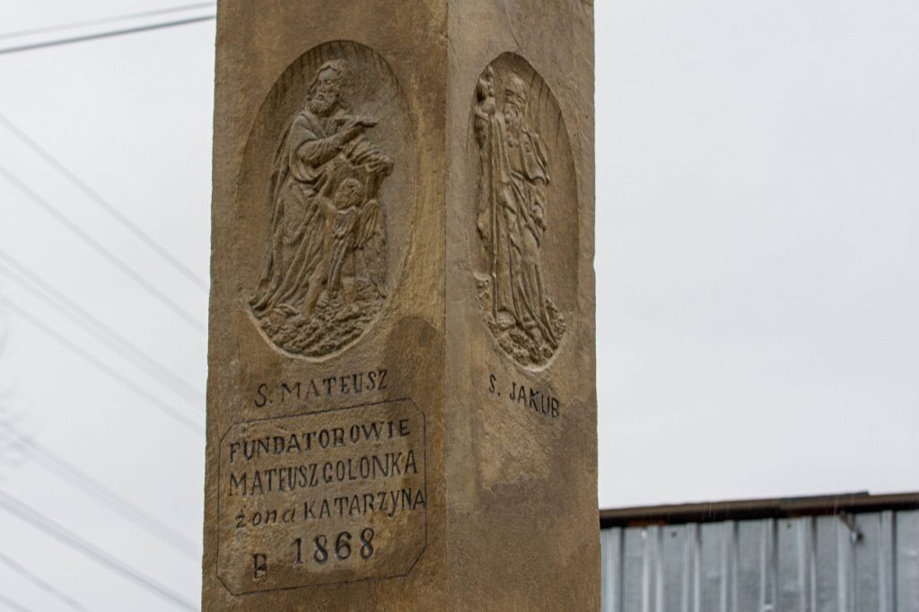 Płaskorzeźba na apliczce w Grabnie