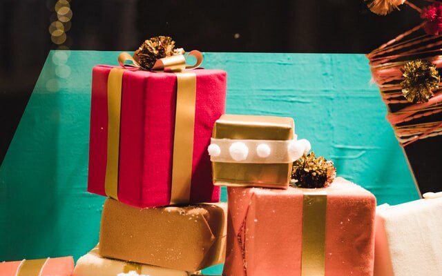 Prezenty na tle choinki