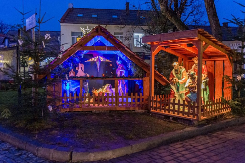 Wieczór. Oświetlona szopka na wojnickim rynku