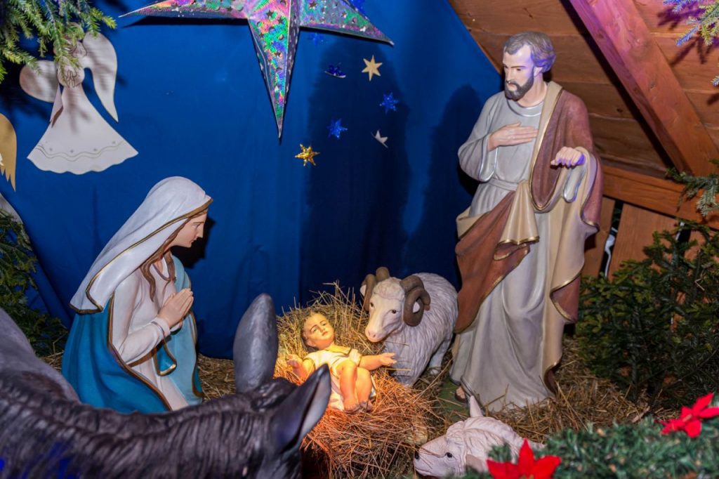 Wnętrze szopki na wojnickim rynku - Święta rodzina