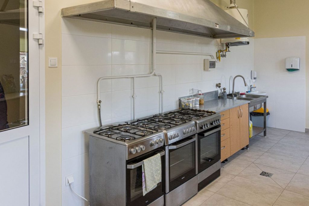 Kuchenki gazowe, blat oraz zlewozmywak