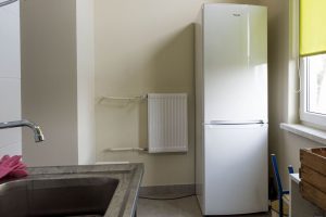 Pomieszczenie gospodarcze z lodówką