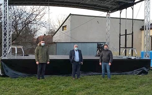 Burmistrz i dwie inne osoby stojące sceną