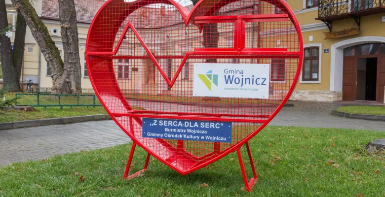 Czerwony pojemnik w kształcie serca