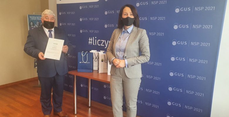 Zdjęcie przedstawia burmistrza Wojnicz odbierającego nagrodę za zajecie piątego miejsca przez gminę Wojnicz w konkursie promującym Powszechny Spis Rolny PSR 2020.