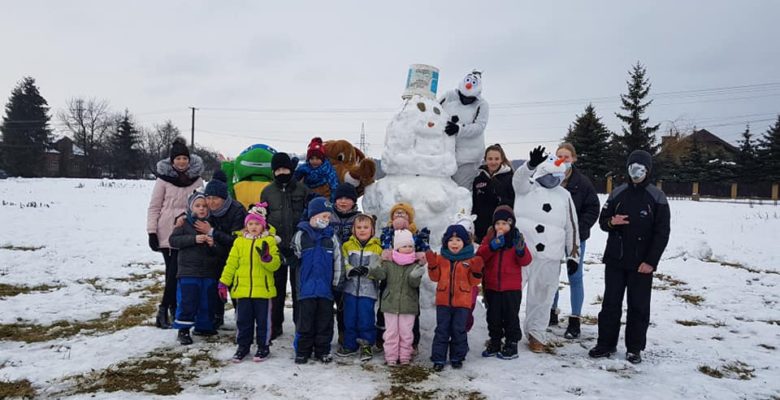 Zdjęcie z ulepionym bałwanem gigantem oraz uczestnikami akcji.