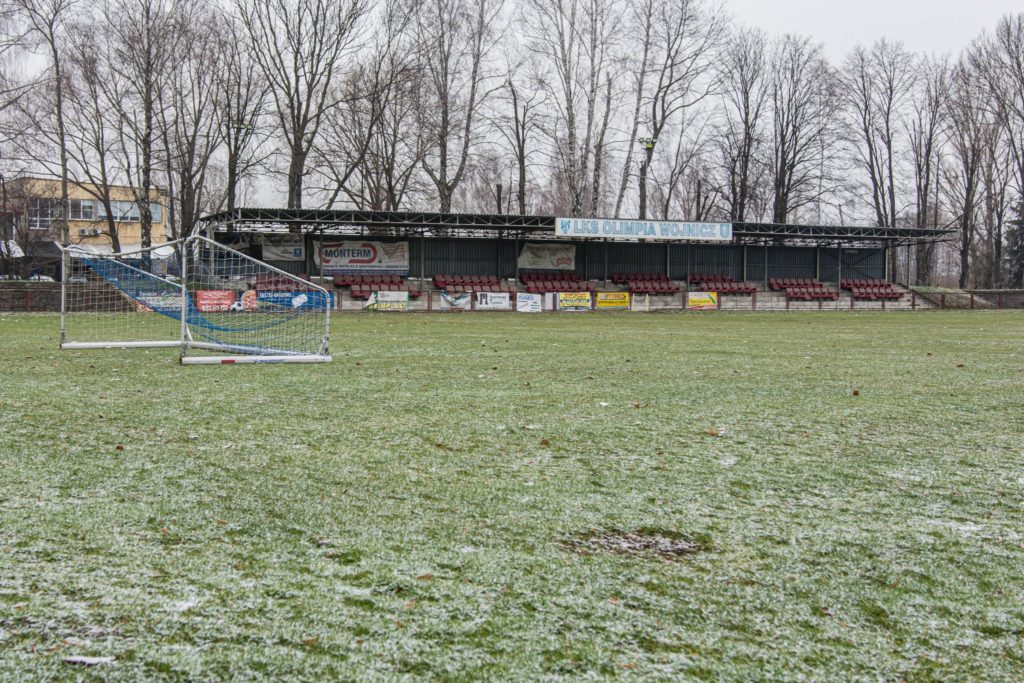 Zdjęcie stadionu miejskiego w Wojniczu.