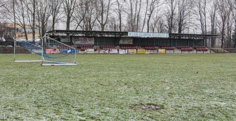 Zdjęcie stadionu miejskiego w Wojniczu.