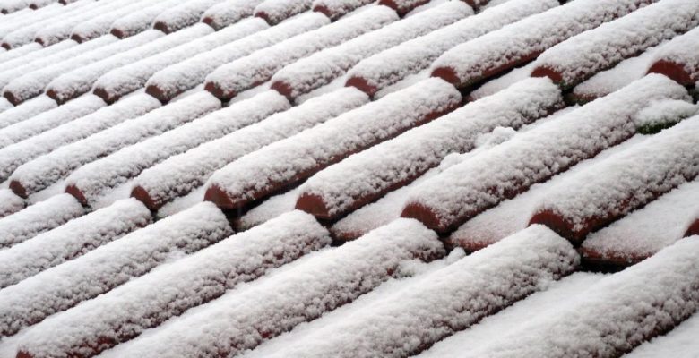 Zdjęcie dachu pokrytego śniegiem.