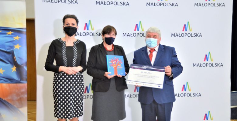 Uroczyste przekazanie promes na zakup sprzętu komputerowego dla szkół