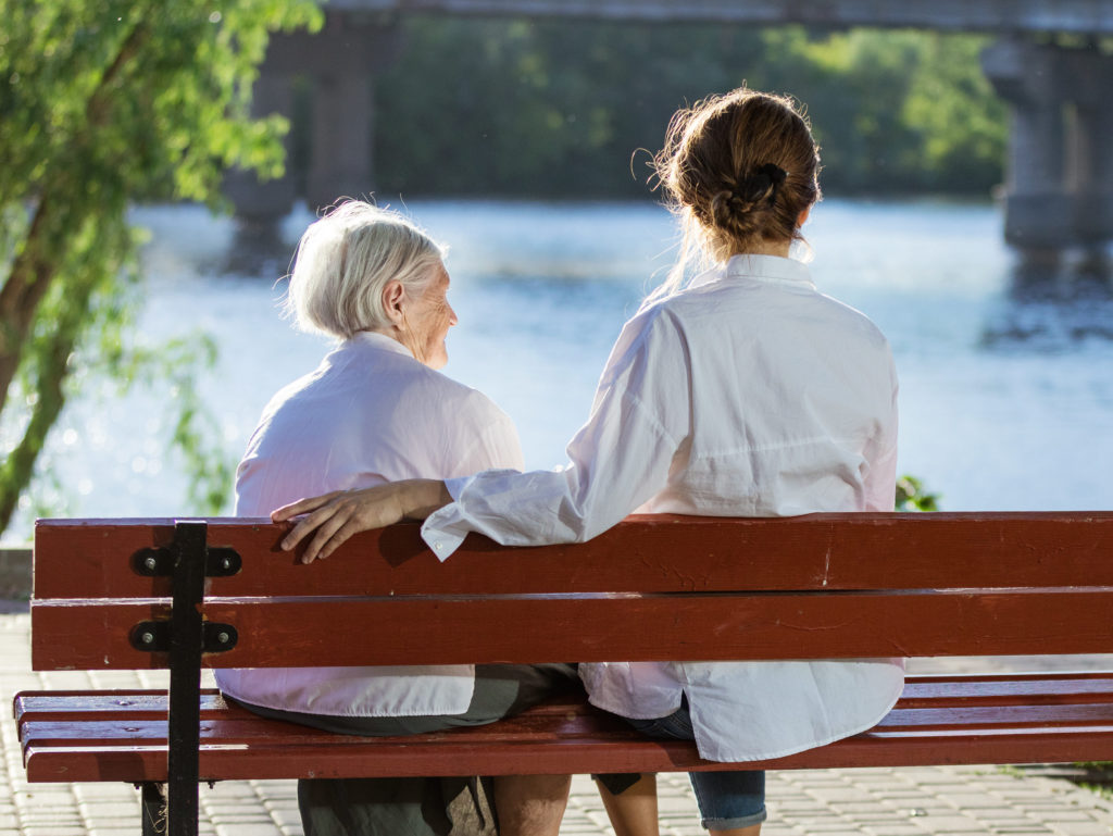 Zdjęcie starszej osoby z rehabilitantem.