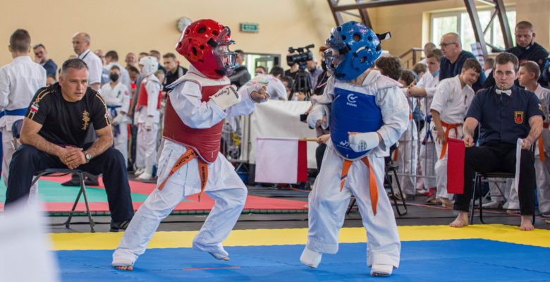 Młodzi karatecy w hołdzie Cichociemnym. Turniej karate kyokushin w Wojniczu