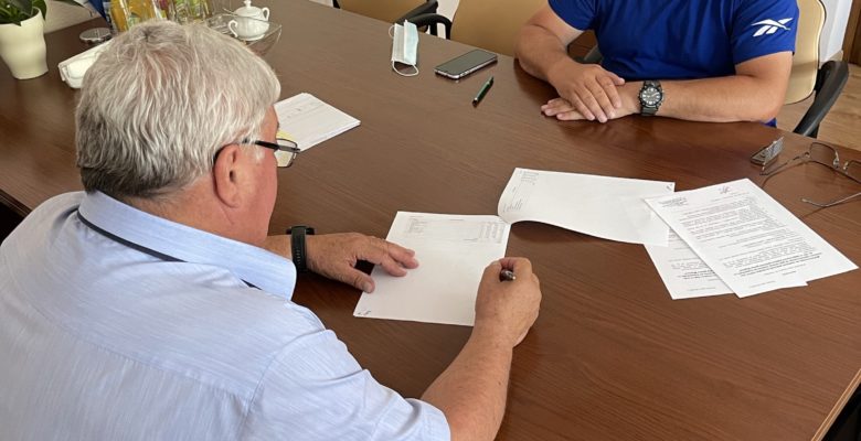 Zdjęcie burmistrza oraz wykoawcy podpisujących umowę