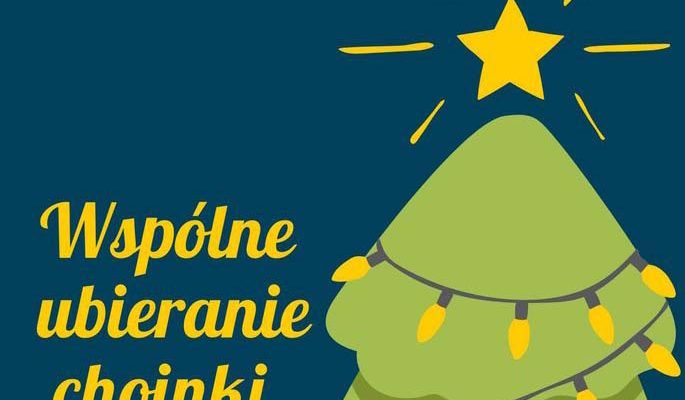 Wspólne ubieranie choinki na rynku w Wojniczu