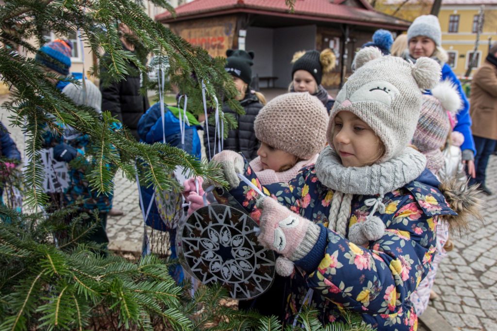 Przedszkolaki ubierały choinkę na wojnickim rynku