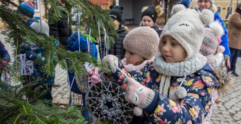 Przedszkolaki ubierały choinkę na wojnickim rynku