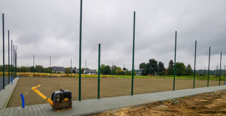 Trwają prace przy budowie kompleksu sportowego w Łukanowicach