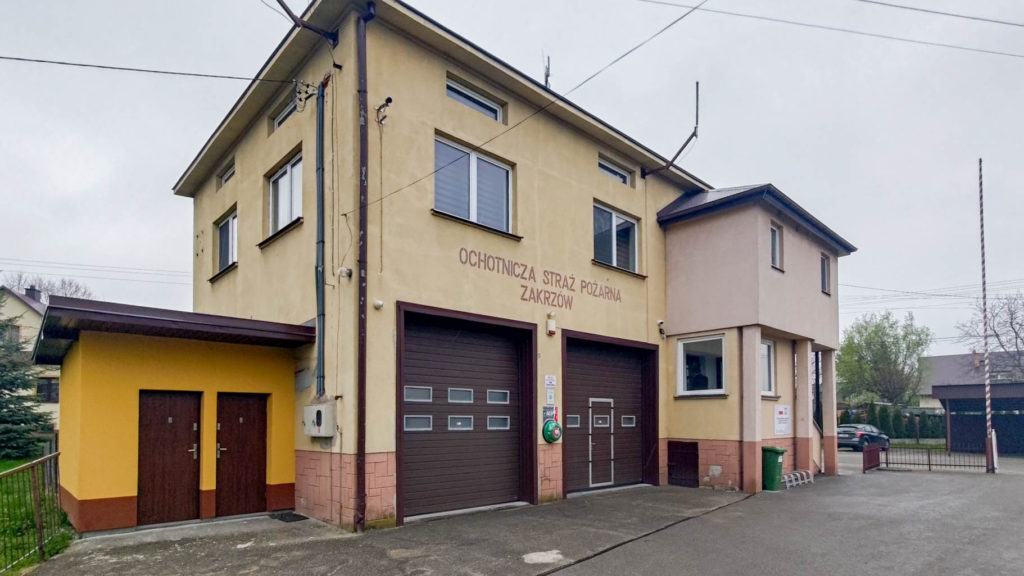 24 kwietnia 2023 r. Sejmik Województwa Małopolskiego podjął uchwałę o przekazaniu gminie Wojnicz pomocy finansowej w kwocie 30 000,00 zł. na realizację zadania pn. „Remont pomieszczeń garażowych w budynku Ochotniczej Straży Pożarnej w Zakrzowie, gm. Wojnicz”. W ramach przedmiotowego zadania zaplanowano: rozebranie istniejącej posadzki, wykonanie nowej posadzki wraz z izolacjami i podkładami, demontaż istniejącego wyposażenia, reperację tynków, licowanie ścian płytkami gresowymi, malowanie ścian i sufitów, dostawę i montaż wyposażenia, wymianę instalacji elektrycznej oraz wymianę instalacji CO.
