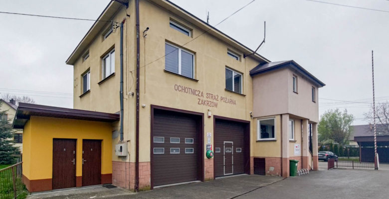 24 kwietnia 2023 r. Sejmik Województwa Małopolskiego podjął uchwałę o przekazaniu gminie Wojnicz pomocy finansowej w kwocie 30 000,00 zł. na realizację zadania pn. „Remont pomieszczeń garażowych w budynku Ochotniczej Straży Pożarnej w Zakrzowie, gm. Wojnicz”. W ramach przedmiotowego zadania zaplanowano: rozebranie istniejącej posadzki, wykonanie nowej posadzki wraz z izolacjami i podkładami, demontaż istniejącego wyposażenia, reperację tynków, licowanie ścian płytkami gresowymi, malowanie ścian i sufitów, dostawę i montaż wyposażenia, wymianę instalacji elektrycznej oraz wymianę instalacji CO.