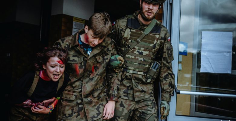 Strzały w szkole – ćwiczenia gwardzistów i Terytorialsów