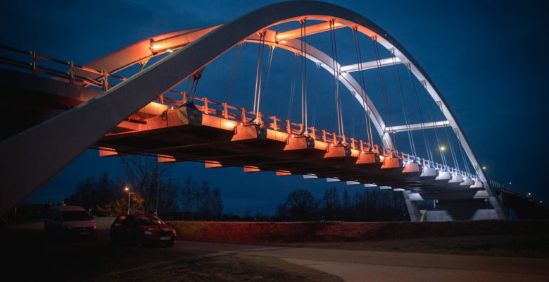 Most w Wojniczu z widowiskową iluminacją