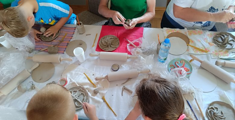 Warsztaty ceramiczne – twórcza integracja pokoleń w Sukmaniu!