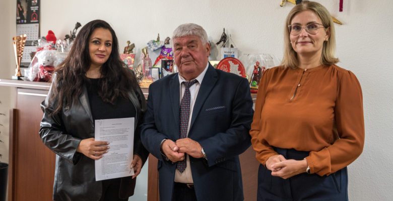 Podpisano umowę na realizację drugiego etapu budowy chodnika w Łoponiu – Biadolinach Radłowskich